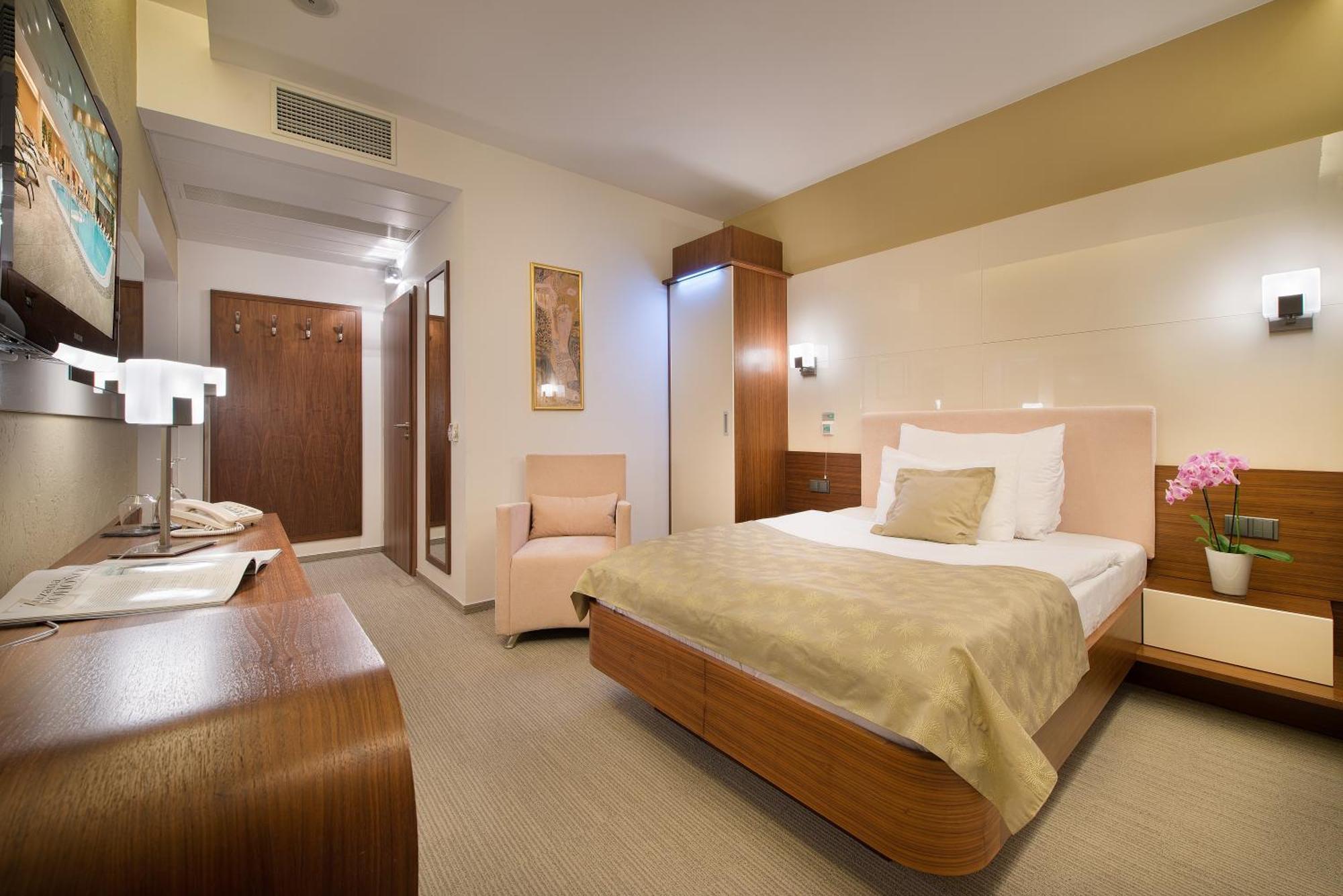 Wellness Hotel Diamant Hluboka nad Vltavou Ngoại thất bức ảnh