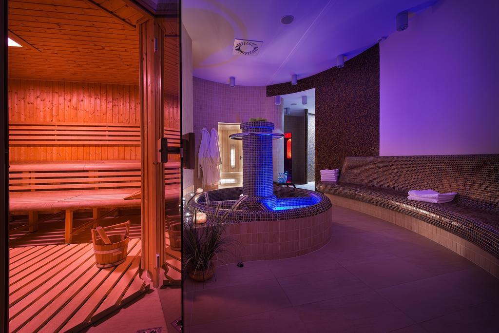 Wellness Hotel Diamant Hluboka nad Vltavou Ngoại thất bức ảnh