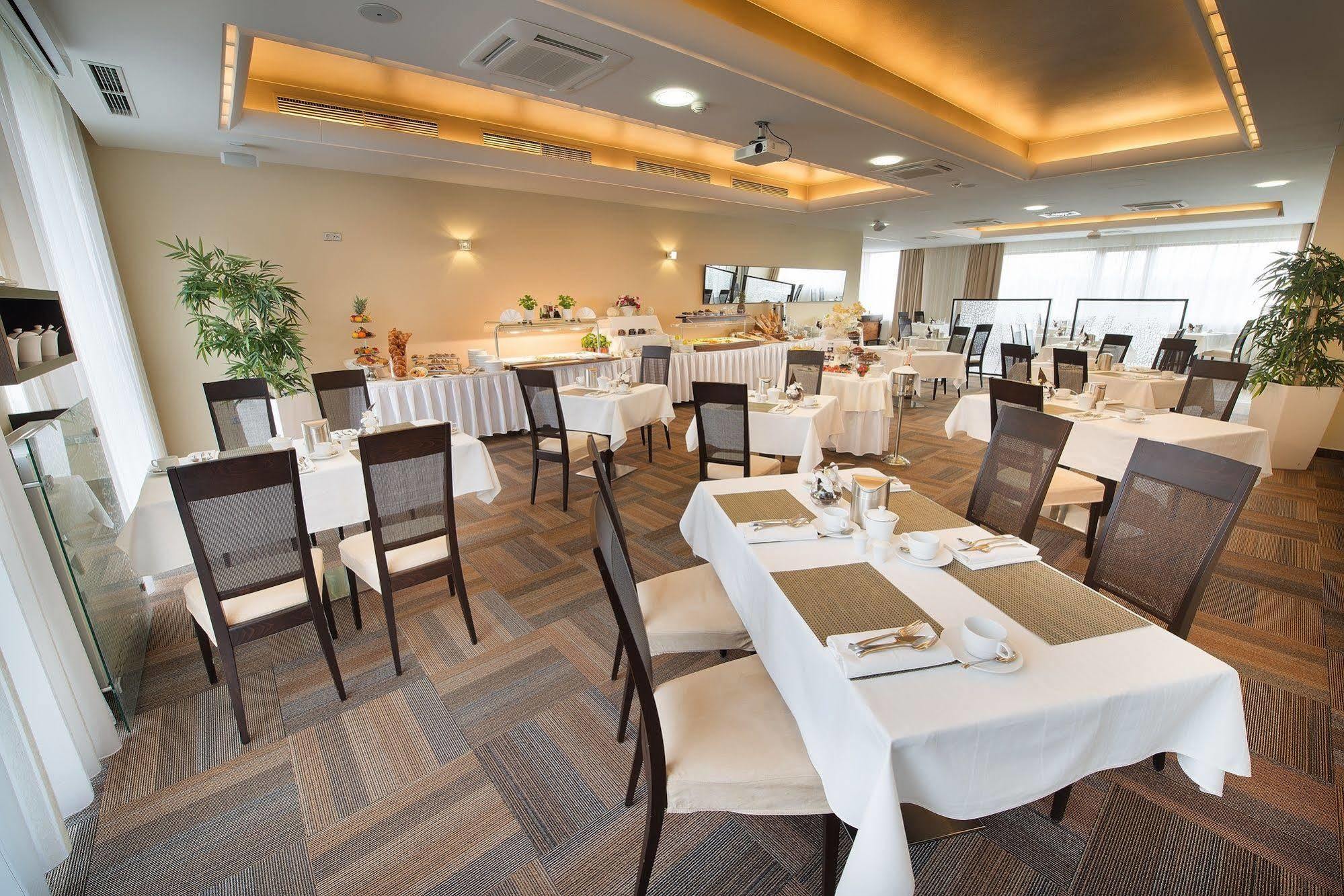 Wellness Hotel Diamant Hluboka nad Vltavou Ngoại thất bức ảnh