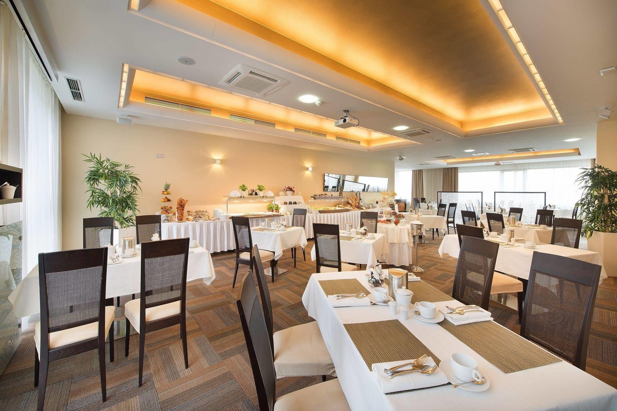 Wellness Hotel Diamant Hluboka nad Vltavou Ngoại thất bức ảnh