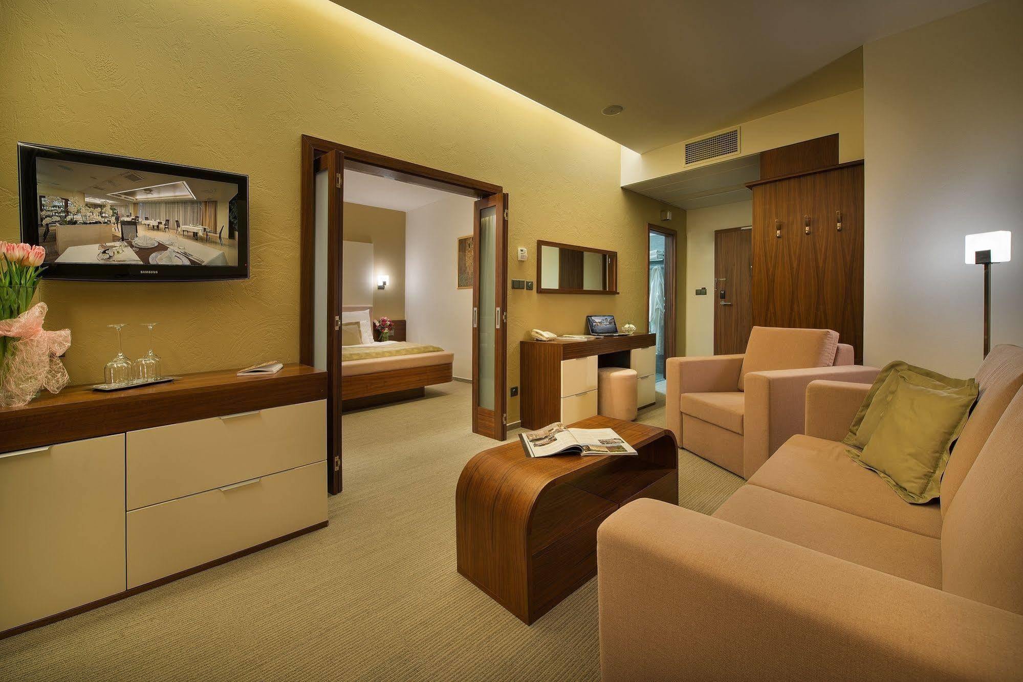 Wellness Hotel Diamant Hluboka nad Vltavou Ngoại thất bức ảnh
