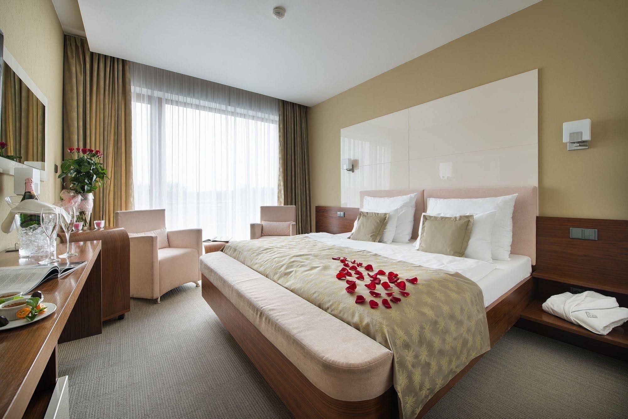 Wellness Hotel Diamant Hluboka nad Vltavou Ngoại thất bức ảnh